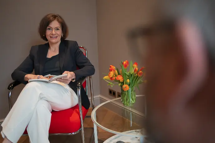 Dr. med. Alexandra Dippel im Gespräch mit einem Patienten